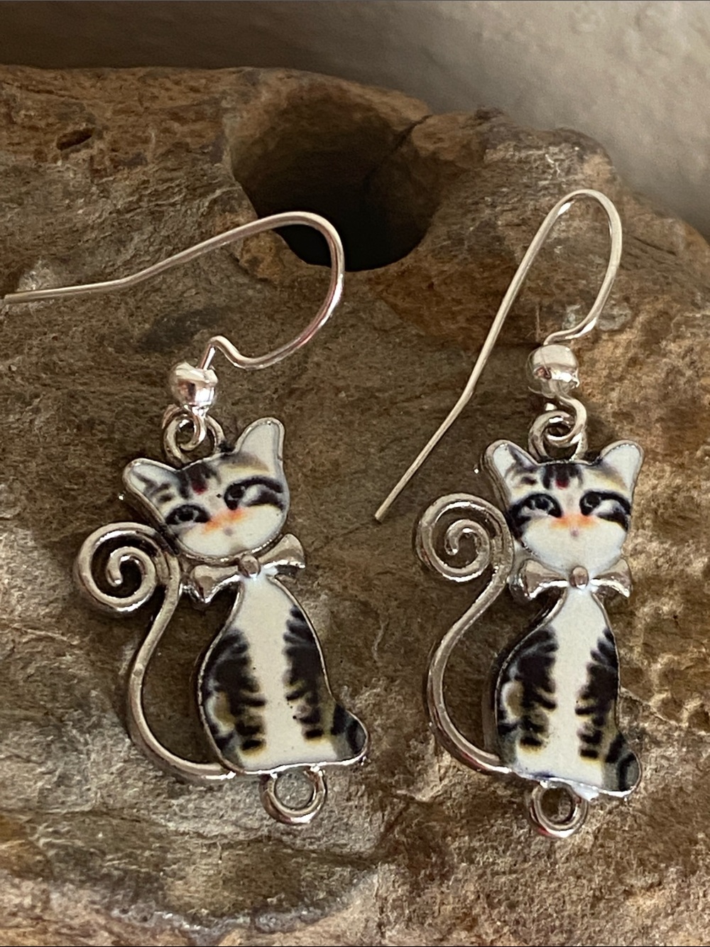 5/$10❤️❤️❤️NEW Handmade Cute White and Black Cat Dangle Earrings